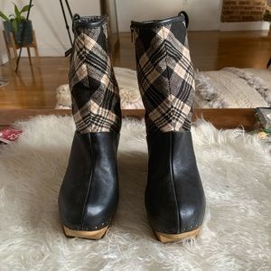 IRREGULAR CHOICE WEDGED BOOT/CLOG